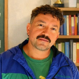 Rubén Jiménez, Profesor de estado en Castellano y Comunicación.